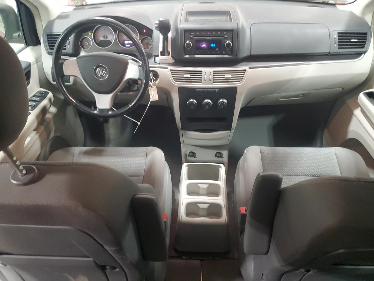 2009 Volkswagen Routan - Image 8