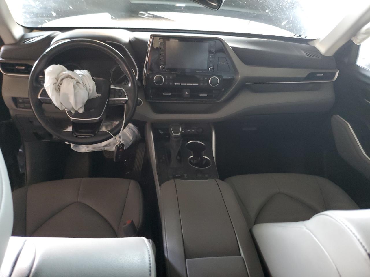 2021 Toyota Highlander - Image 8