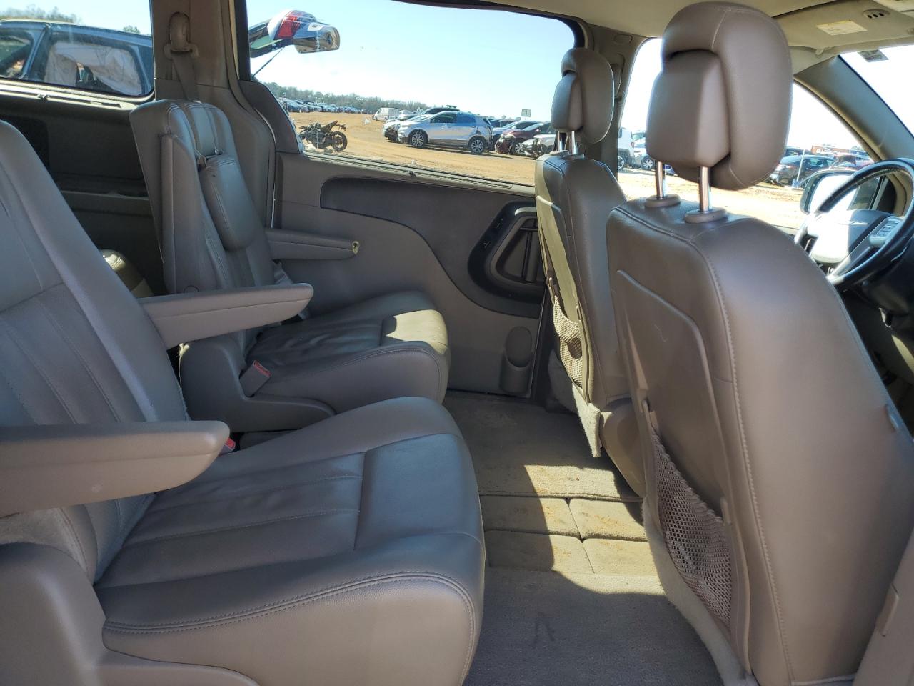 2014 Chrysler Town & Country - Image 11