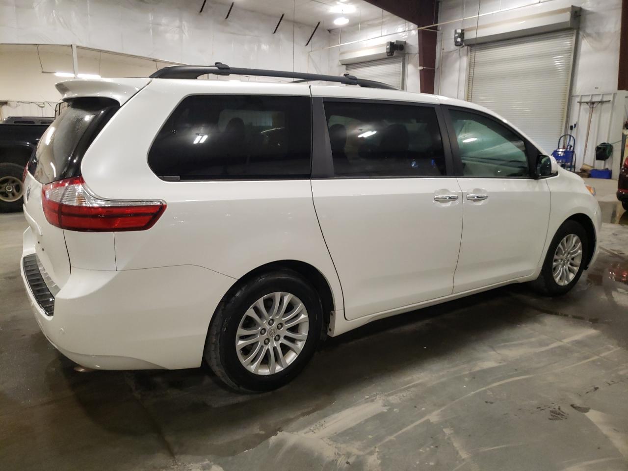 2015 Toyota Sienna - Image 3
