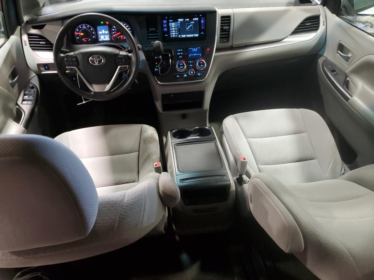 2015 Toyota Sienna - Image 8