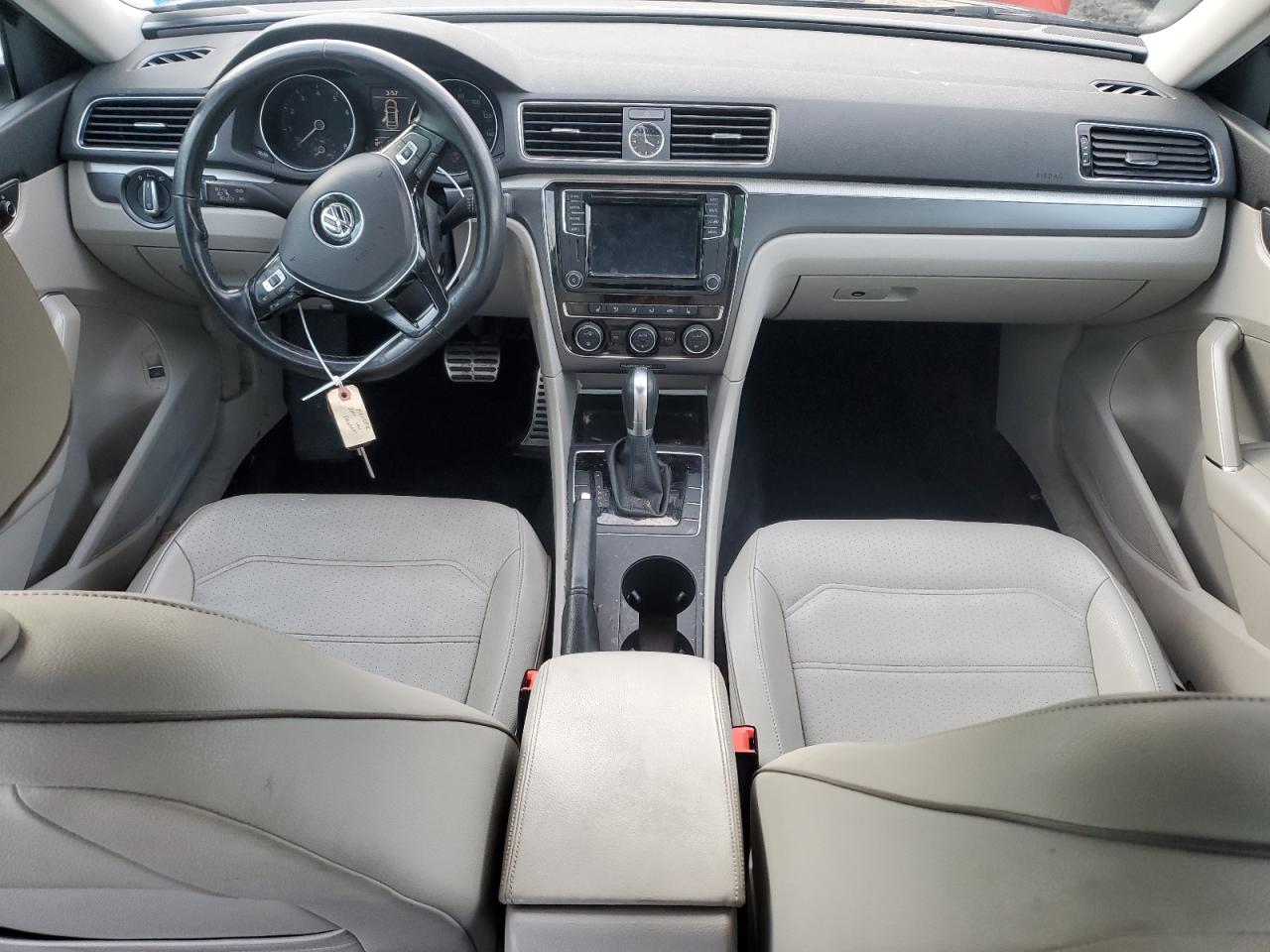 2017 Volkswagen Passat - Image 8