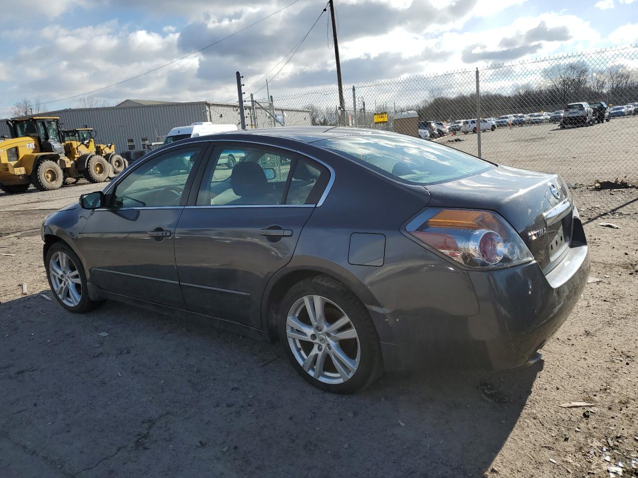 2010 Nissan Altima - Image 2