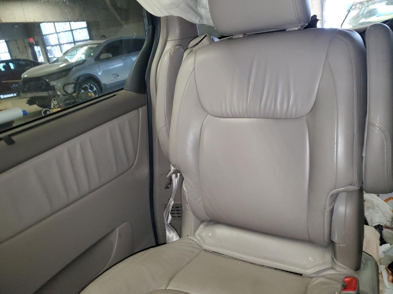 2009 Toyota Sienna - Image 10