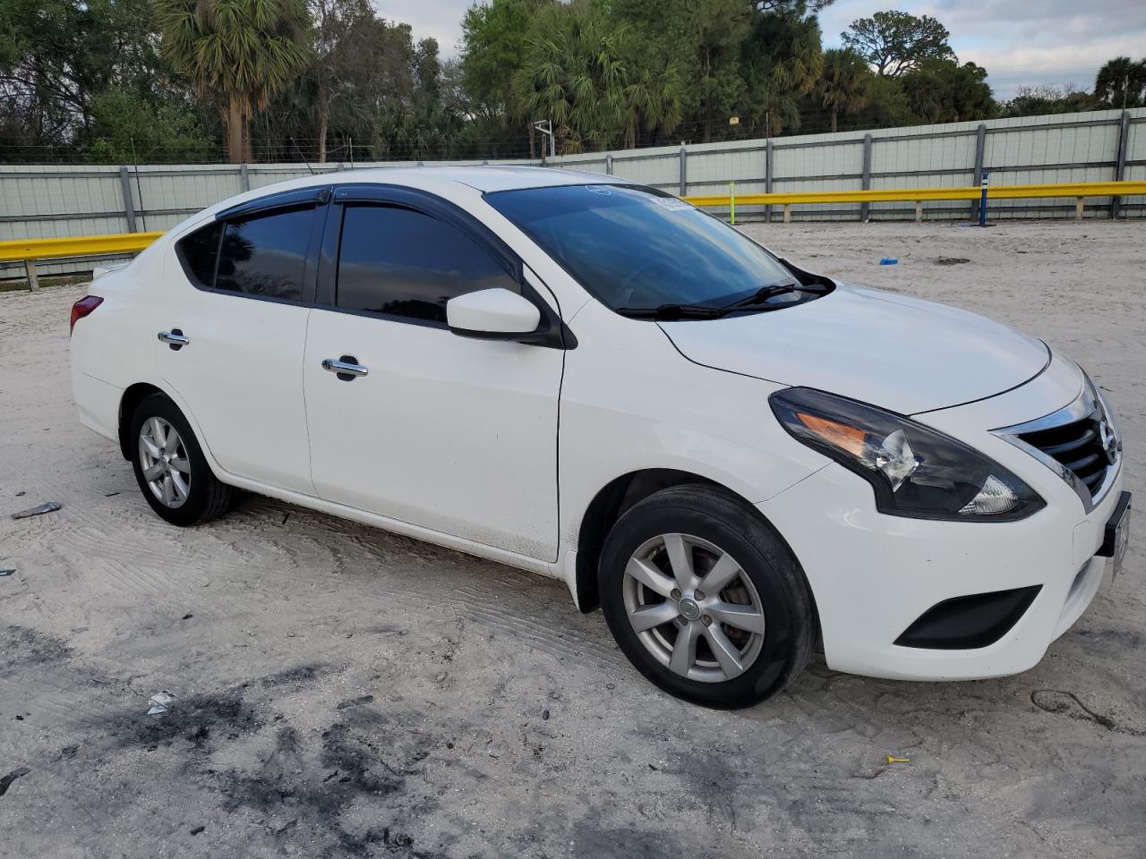 2015 Nissan Versa - Image 4