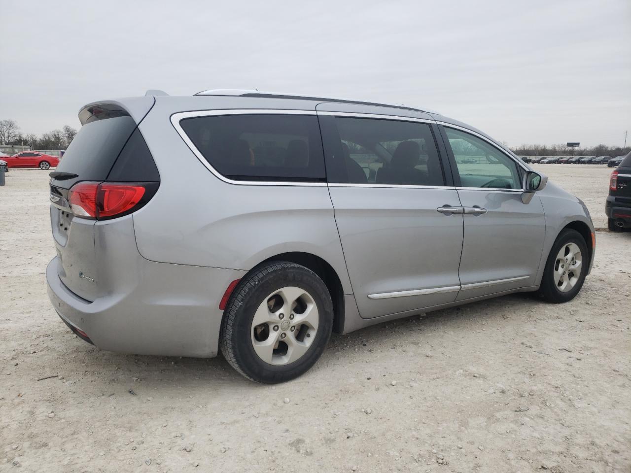 2018 Chrysler Pacifica - Image 3