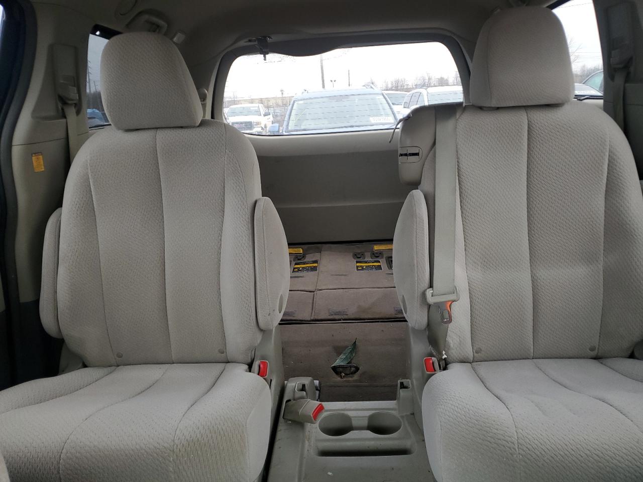 2013 Toyota Sienna - Image 10