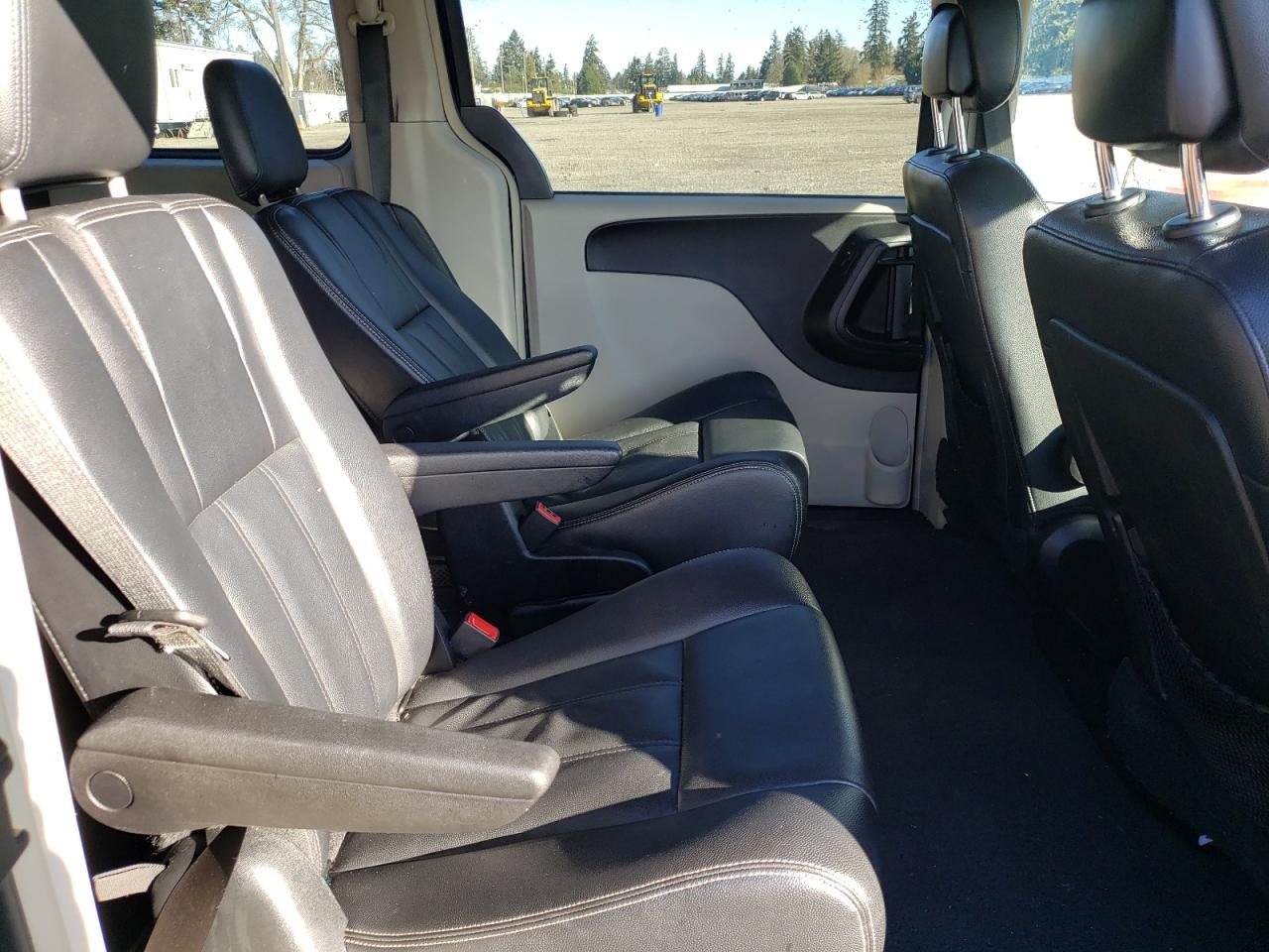 2014 Chrysler Town & Country - Image 11