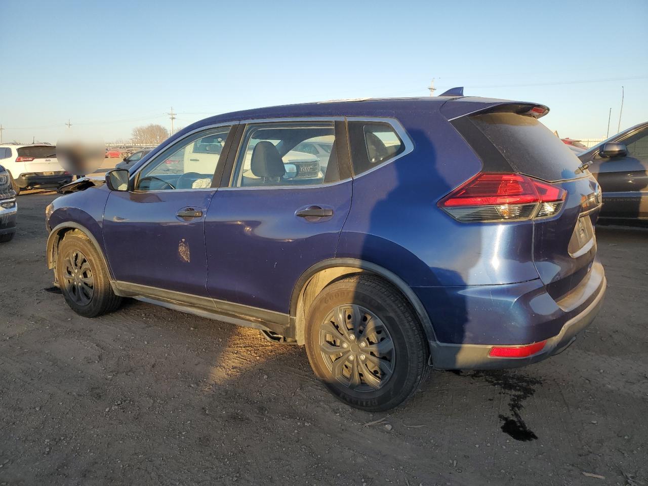 2017 Nissan Rogue - Image 2