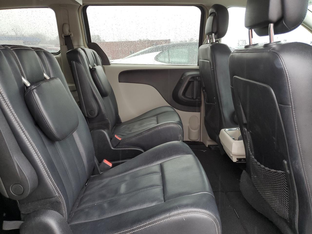 2014 Chrysler Town & Country - Image 11