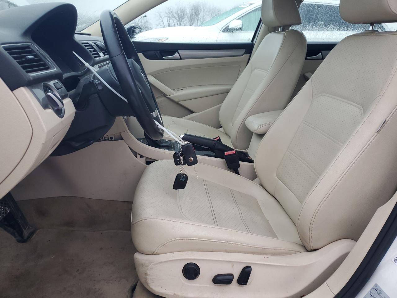 2014 Volkswagen Passat - Image 7