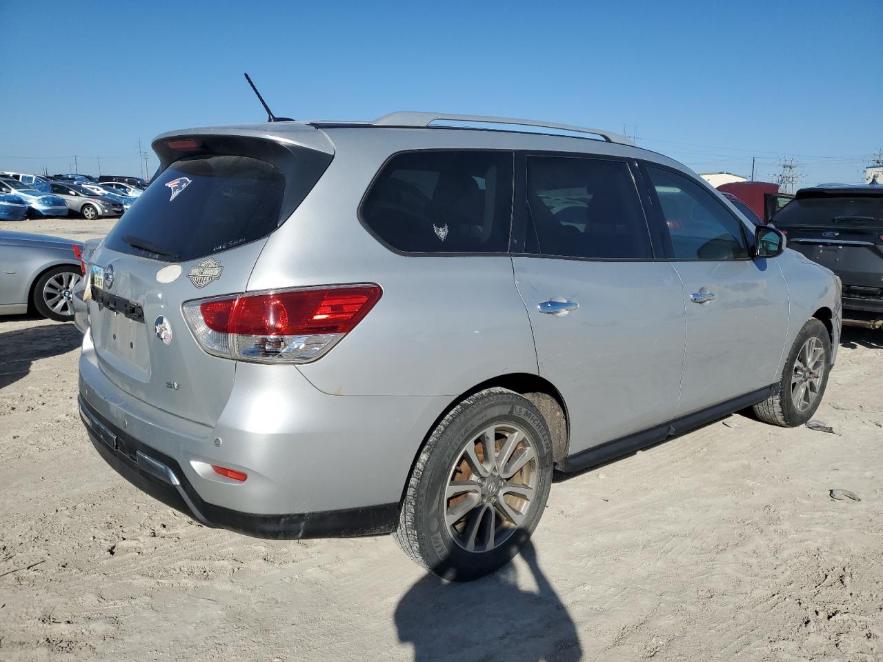 2016 Nissan Pathfinder - Image 3
