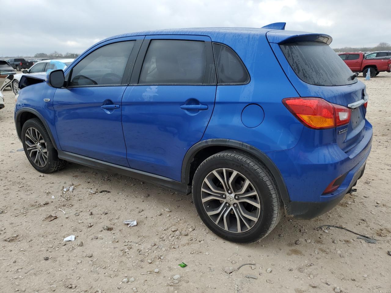 2019 Mitsubishi Outlander - Image 2