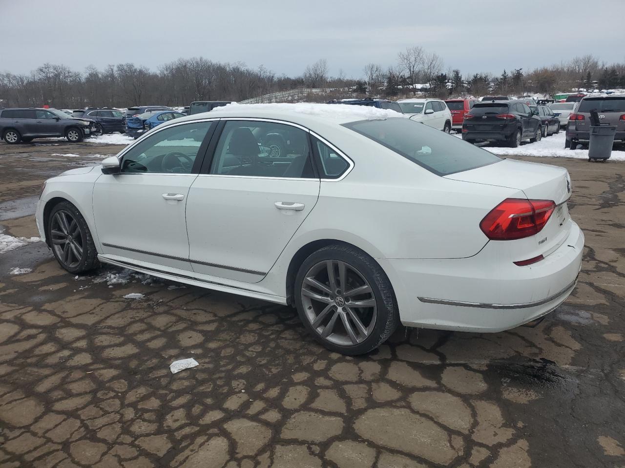 2016 Volkswagen Passat - Image 2