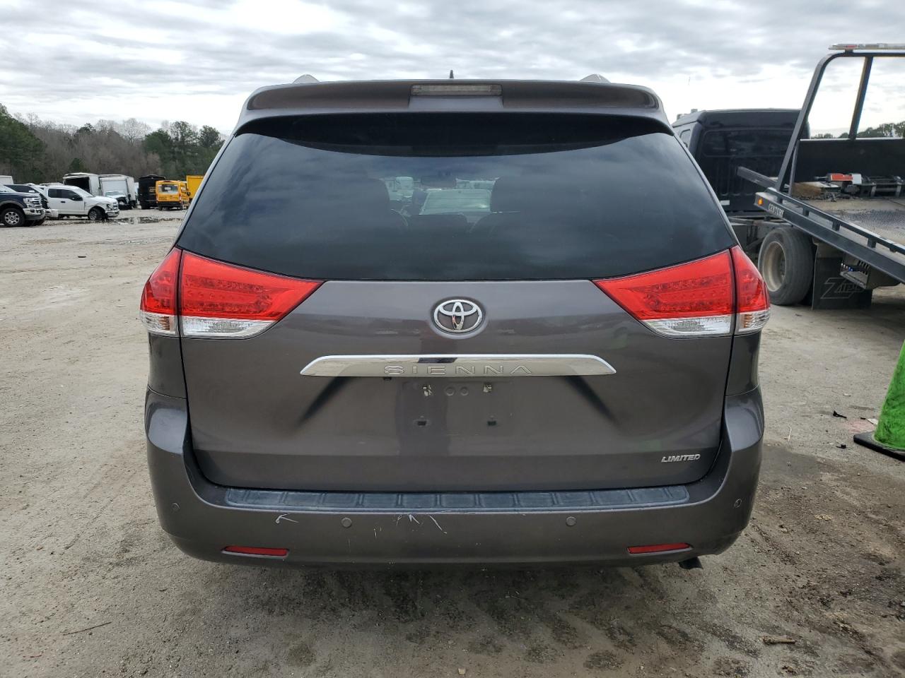 2011 Toyota Sienna - Image 6