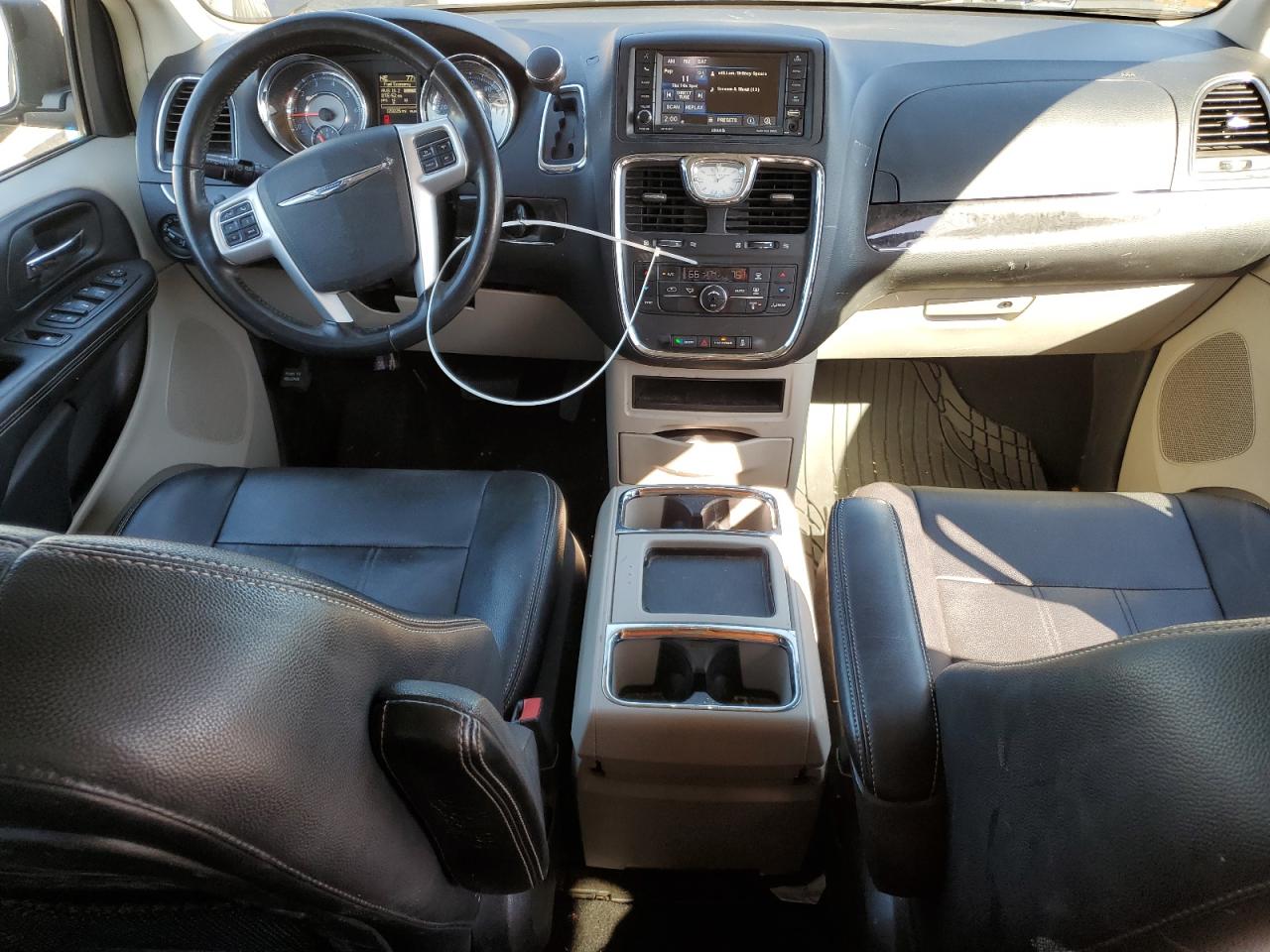 2016 Chrysler Town & Country - Image 8