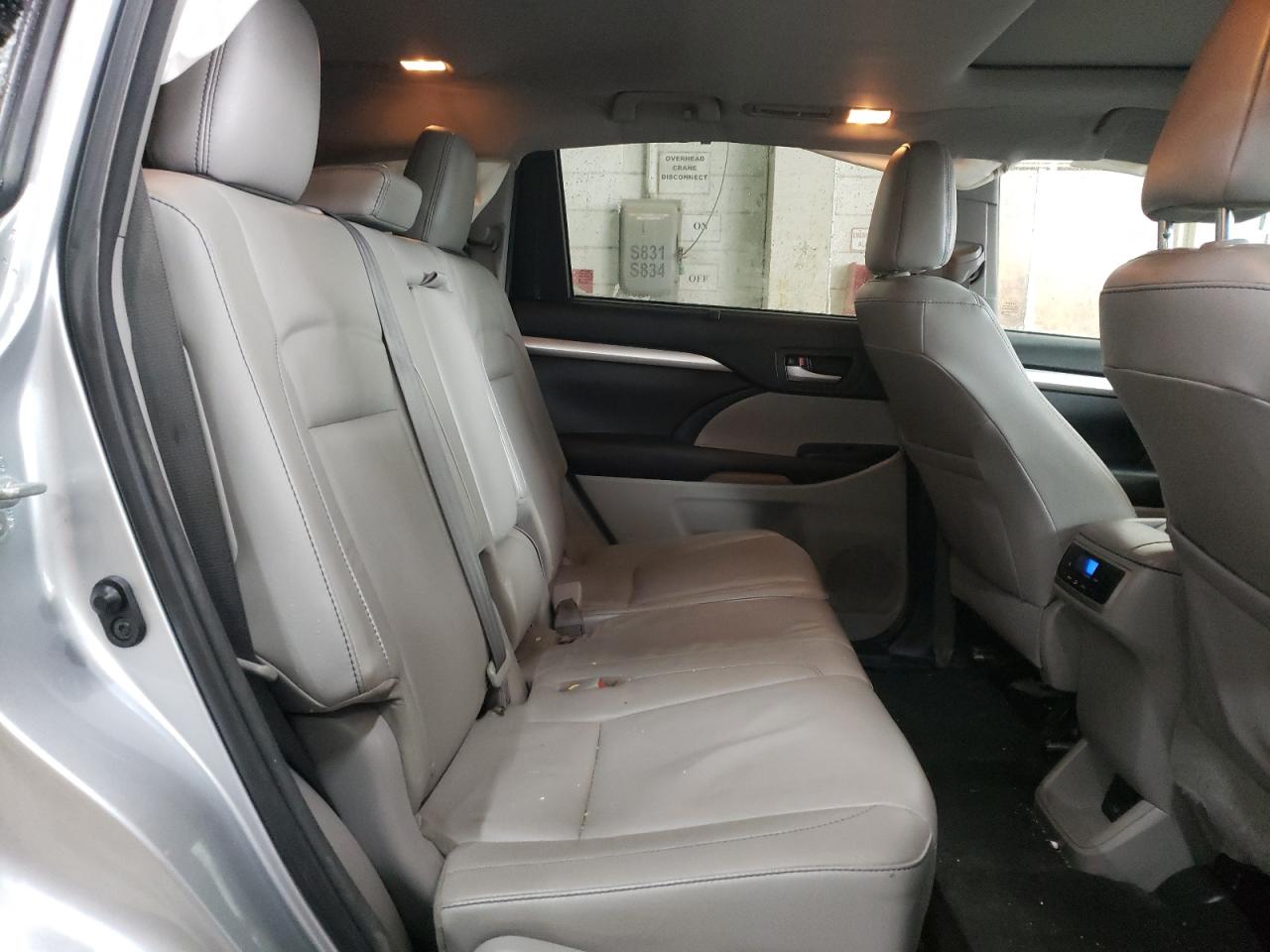 2016 Toyota Highlander - Image 11