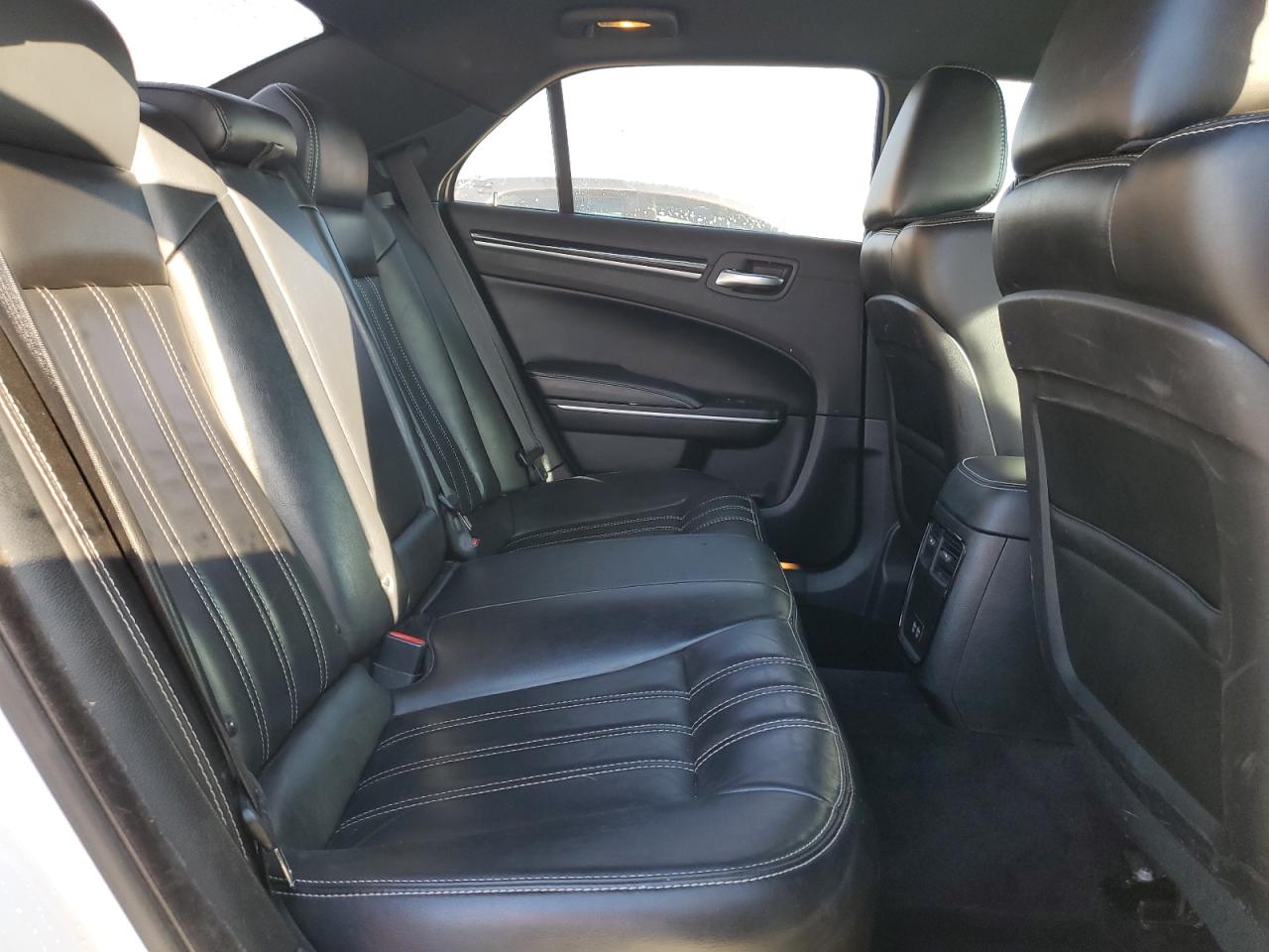 2019 Chrysler 300 - Image 10