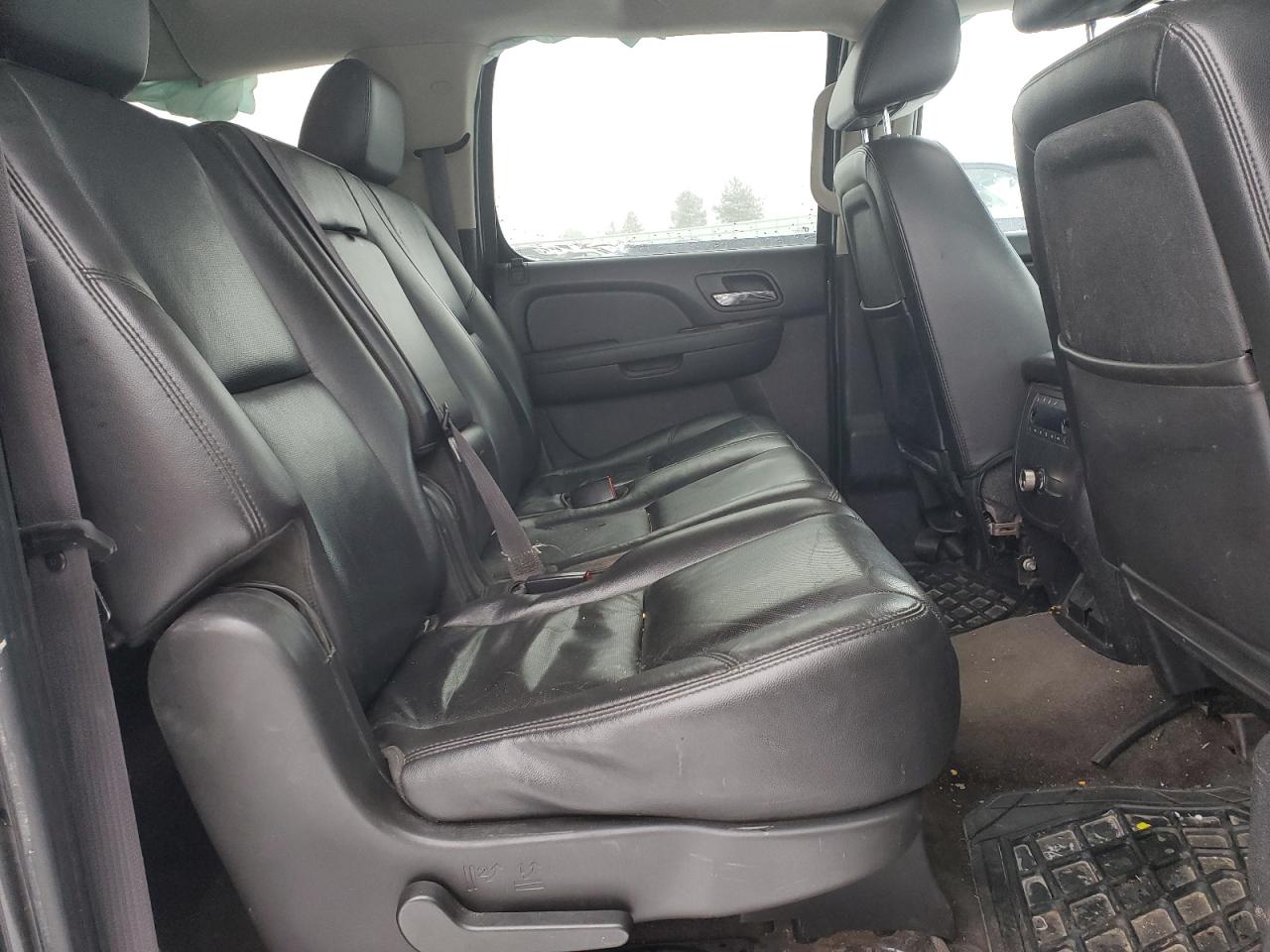 2011 Chevrolet Suburban - Image 11