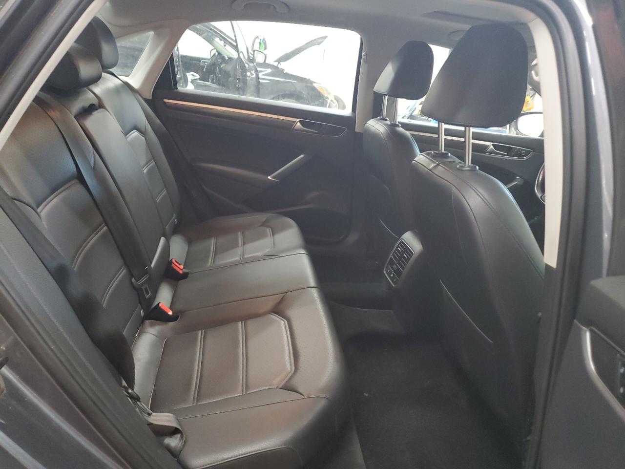 2016 Volkswagen Passat - Image 10