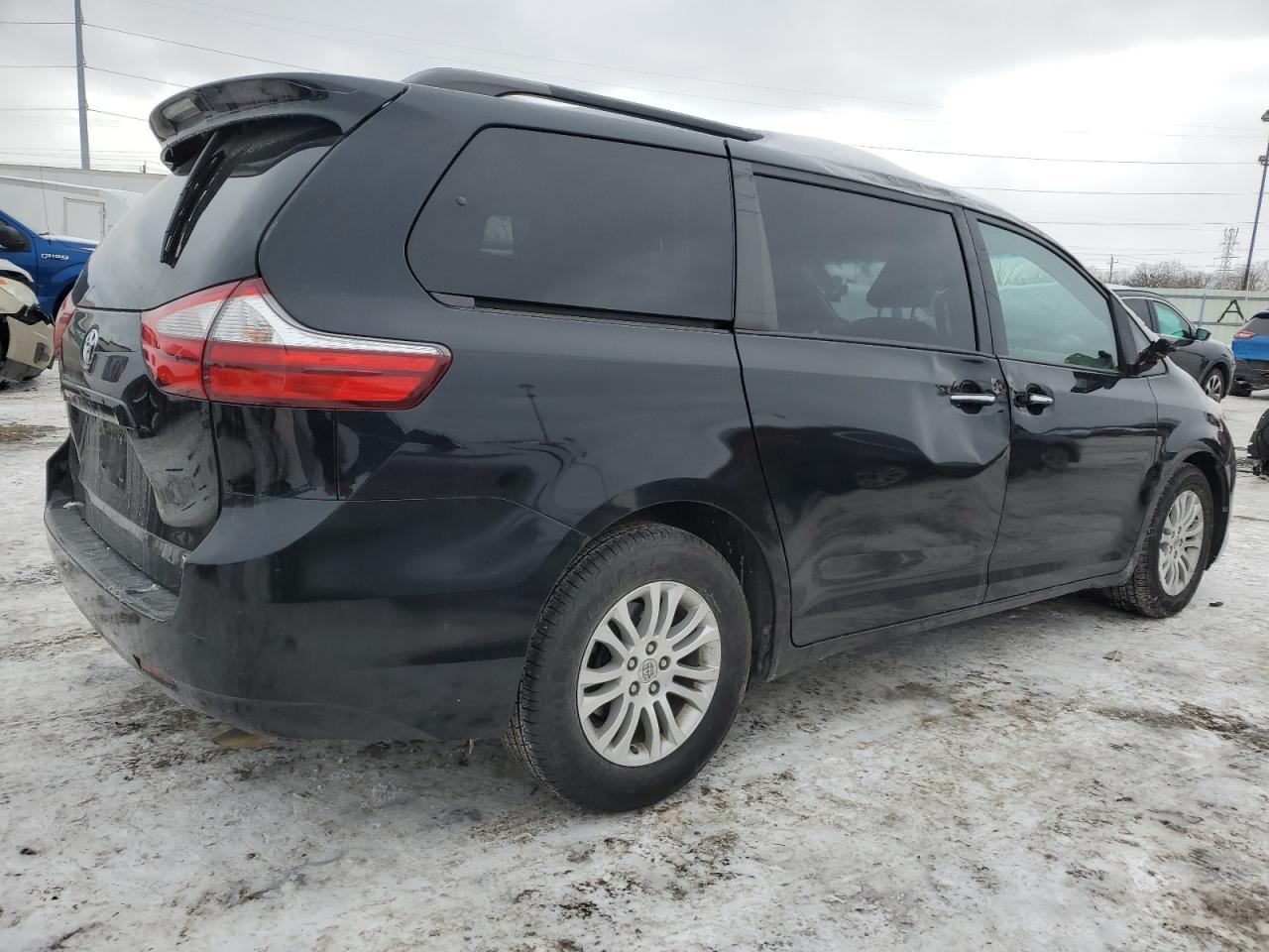 2016 Toyota Sienna - Image 3