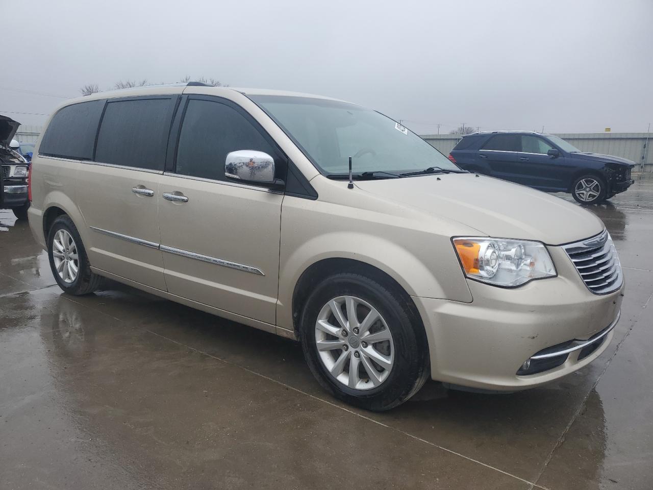 2016 Chrysler Town & Country - Image 4