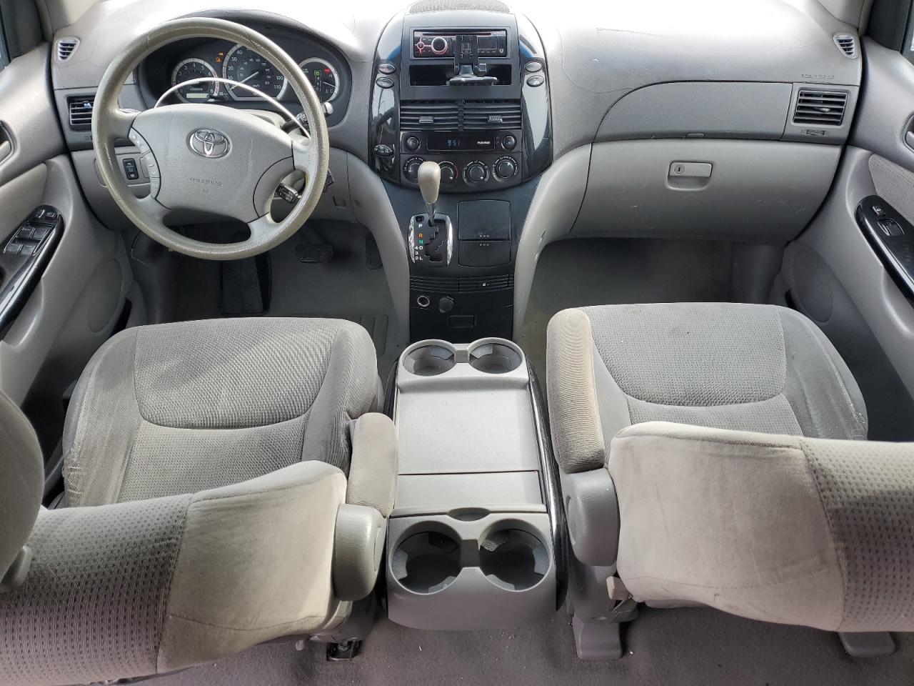 2004 Toyota Sienna - Image 8