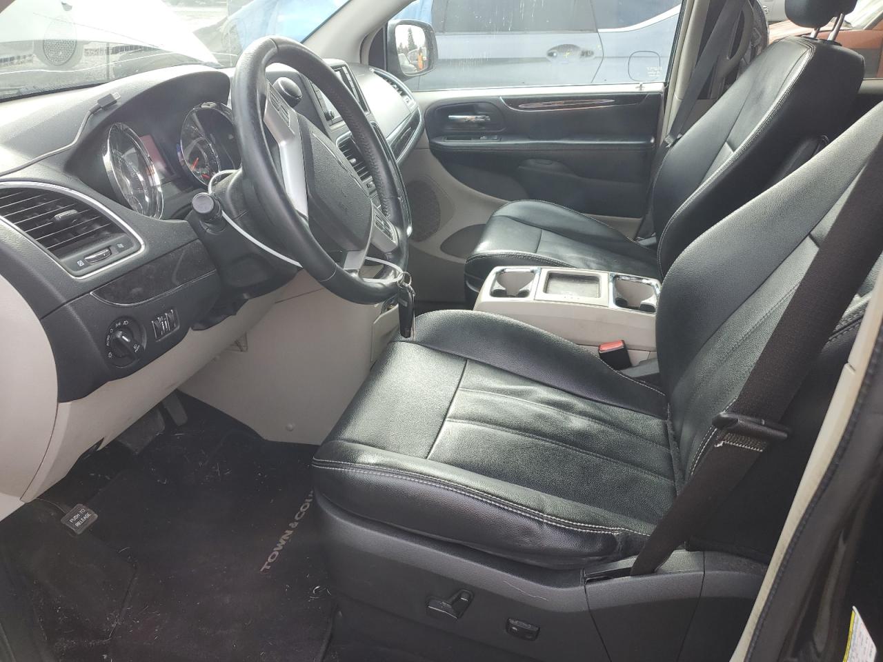 2014 Chrysler Town & Country - Image 7