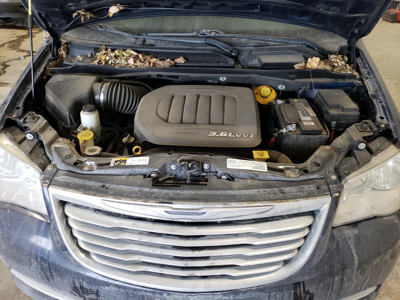 2016 Chrysler Town & Country - Image 13