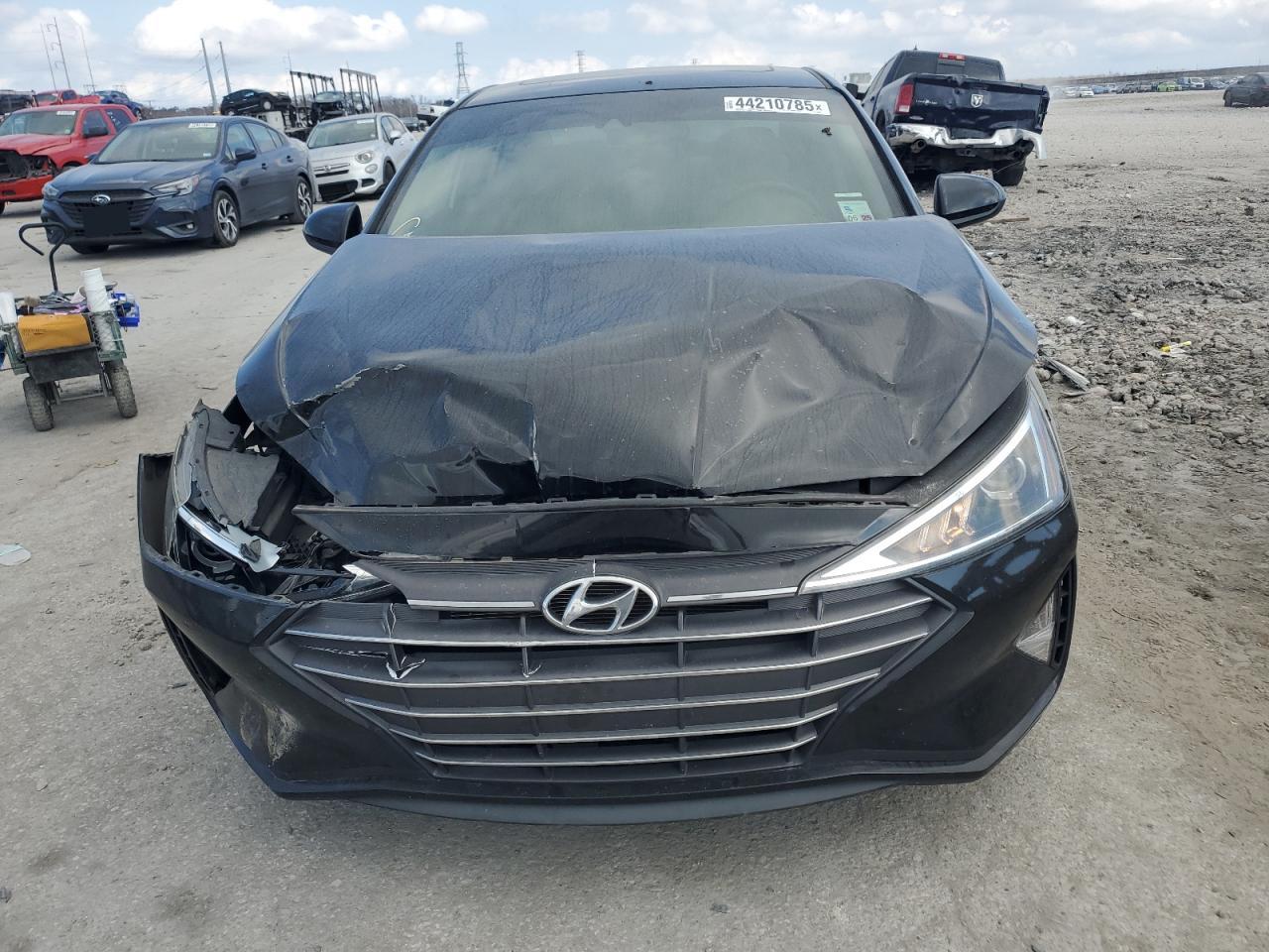 2019 Hyundai Elantra - Image 5