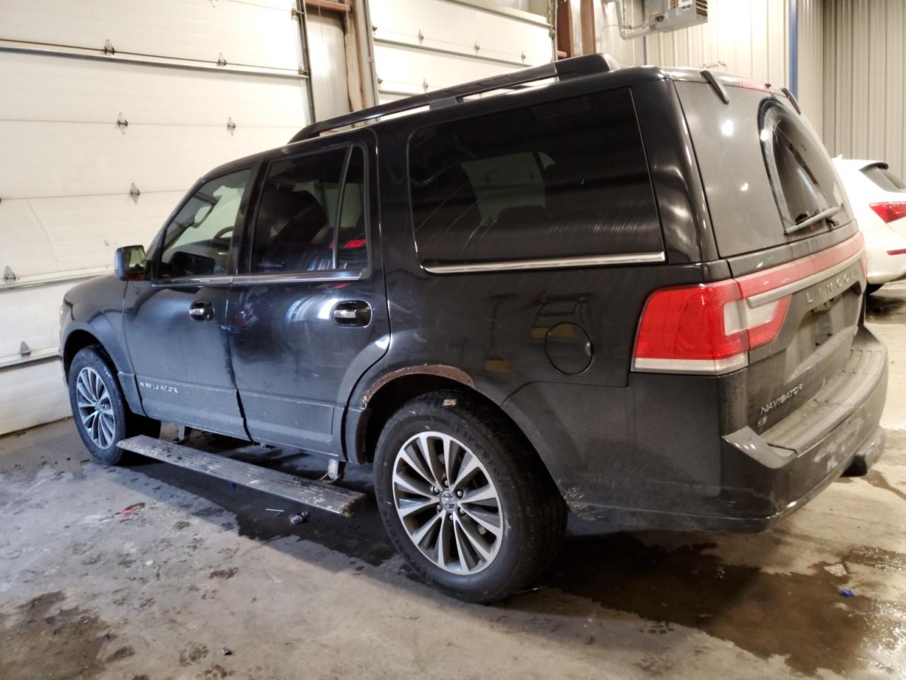 2015 Lincoln Navigator - Image 2