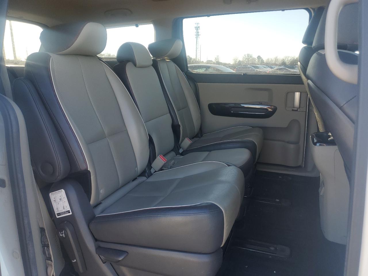 2016 Kia Sedona - Image 11