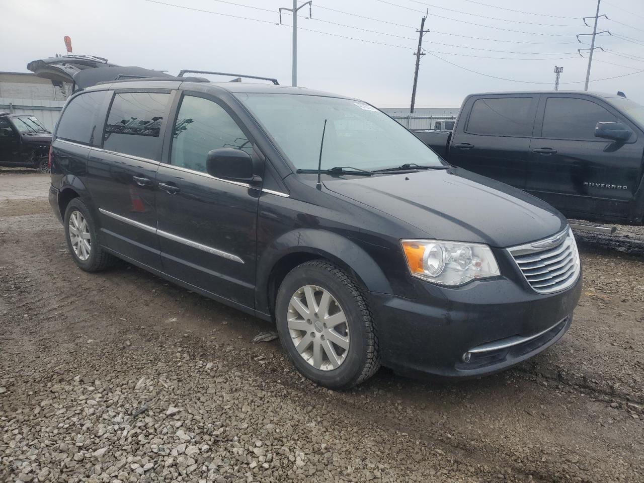 2016 Chrysler Town & Country - Image 4