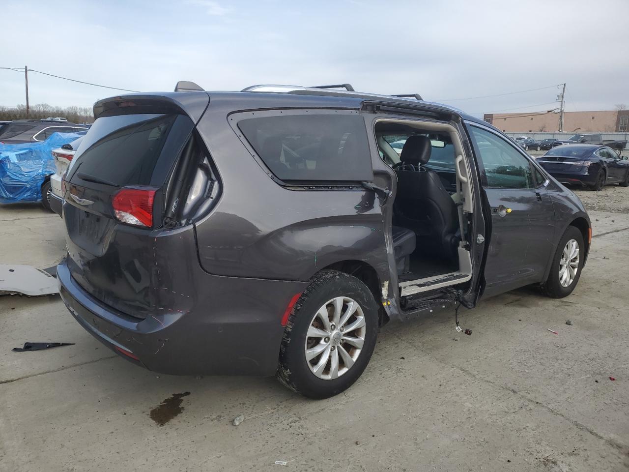 2019 Chrysler Pacifica - Image 3