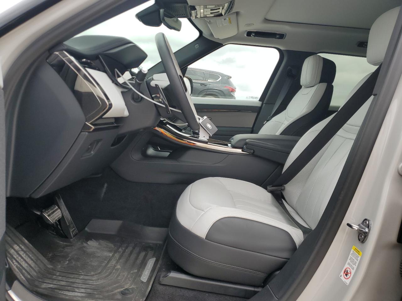 2024 Land Rover Range Rover - Image 7