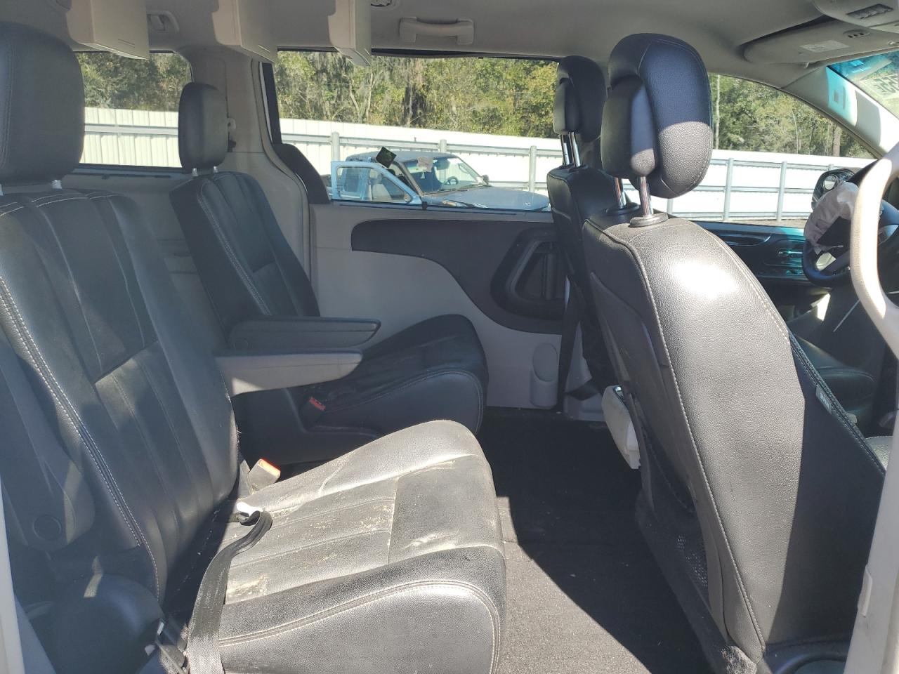 2015 Chrysler Town & Country - Image 11