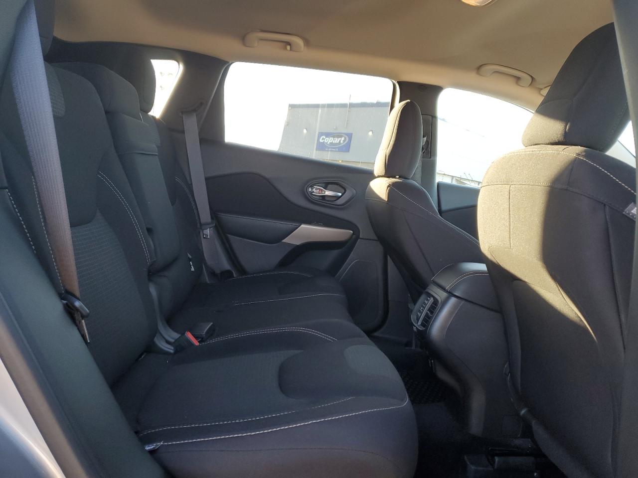 2017 Jeep Grand Cherokee - Image 11