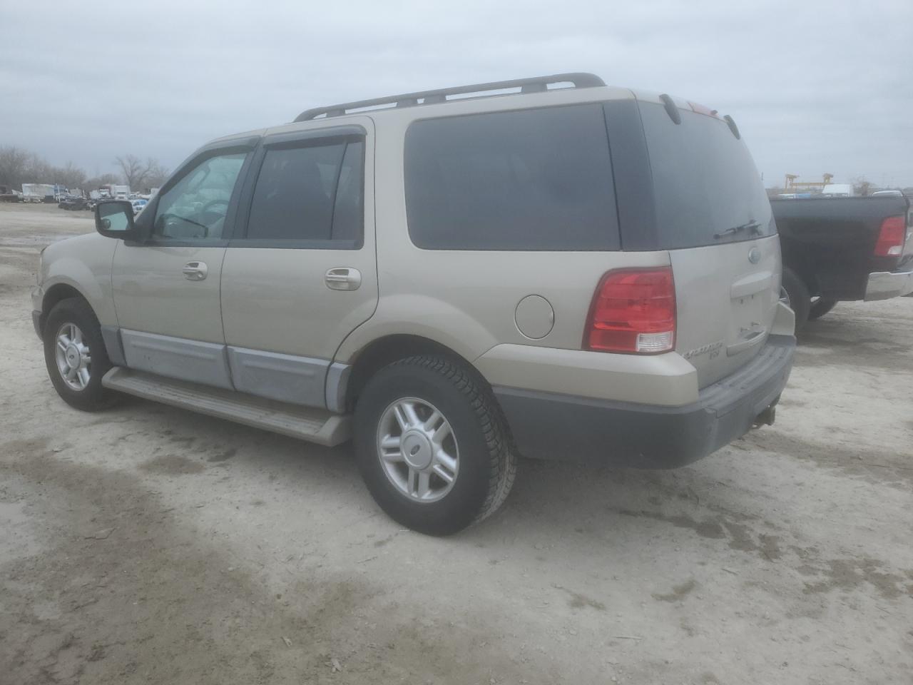 2005 Ford Expedition - Image 2