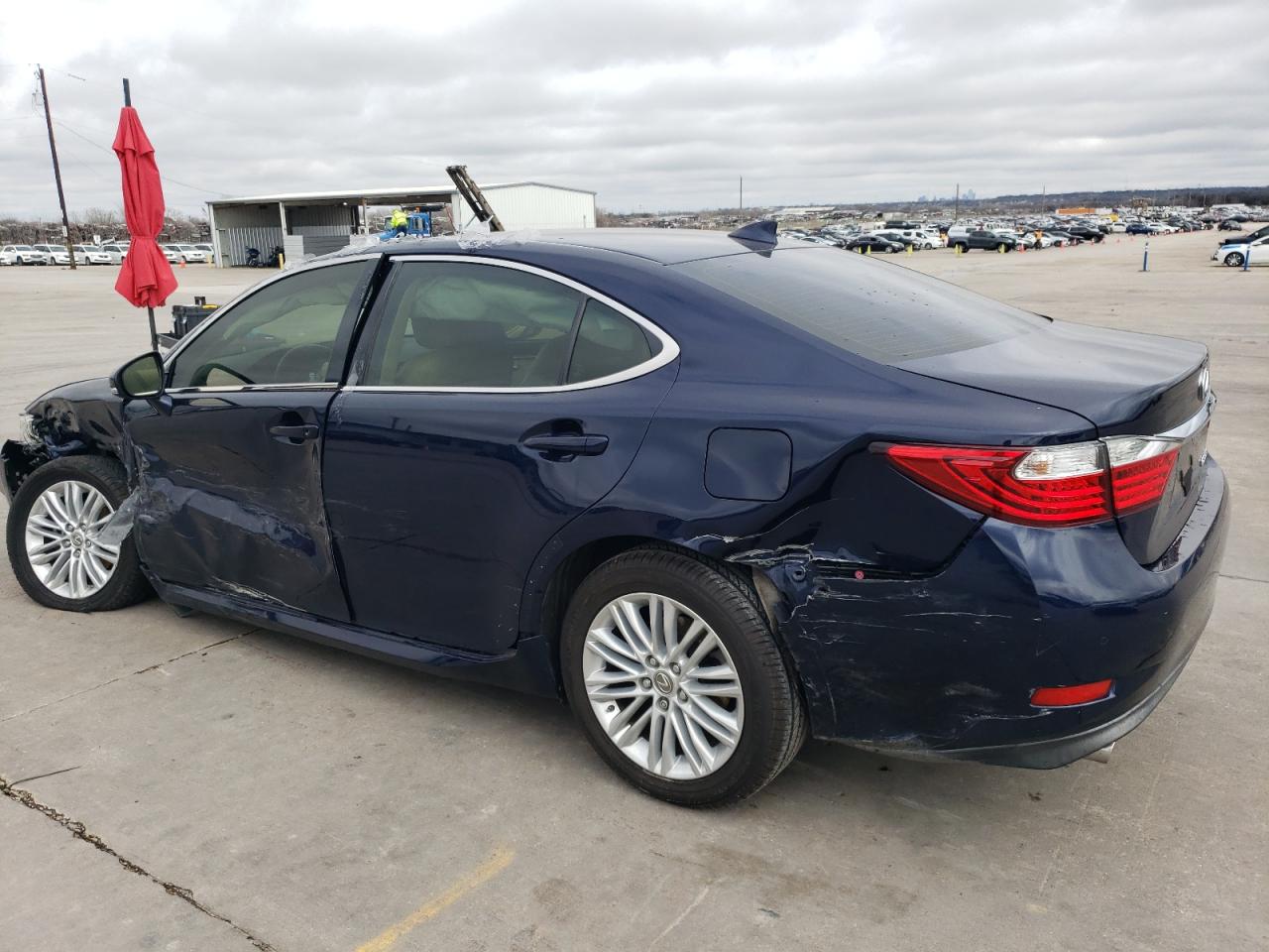 2015 Lexus ES - Image 2