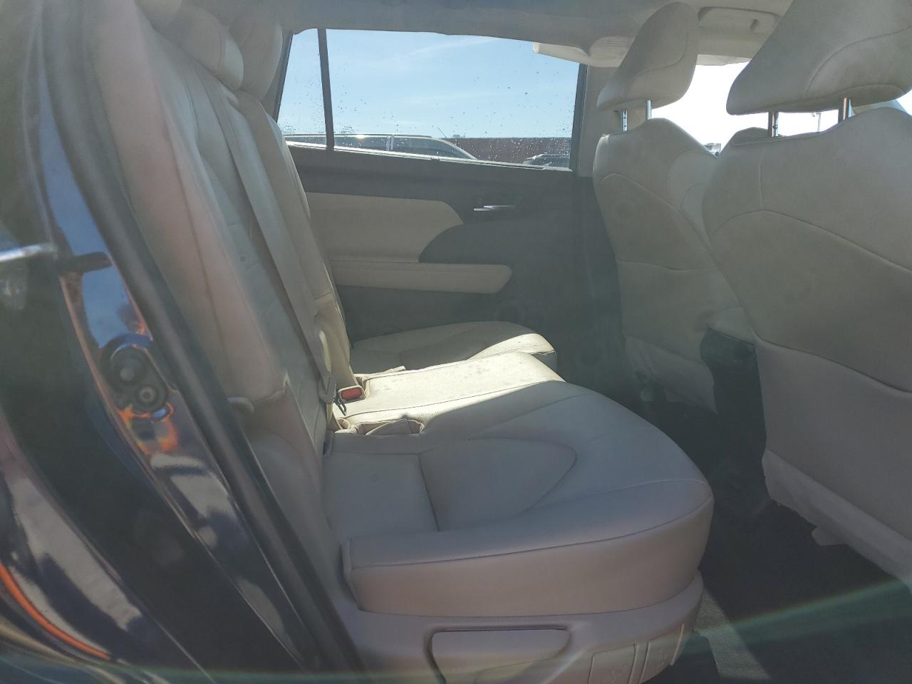 2022 Toyota Highlander - Image 11