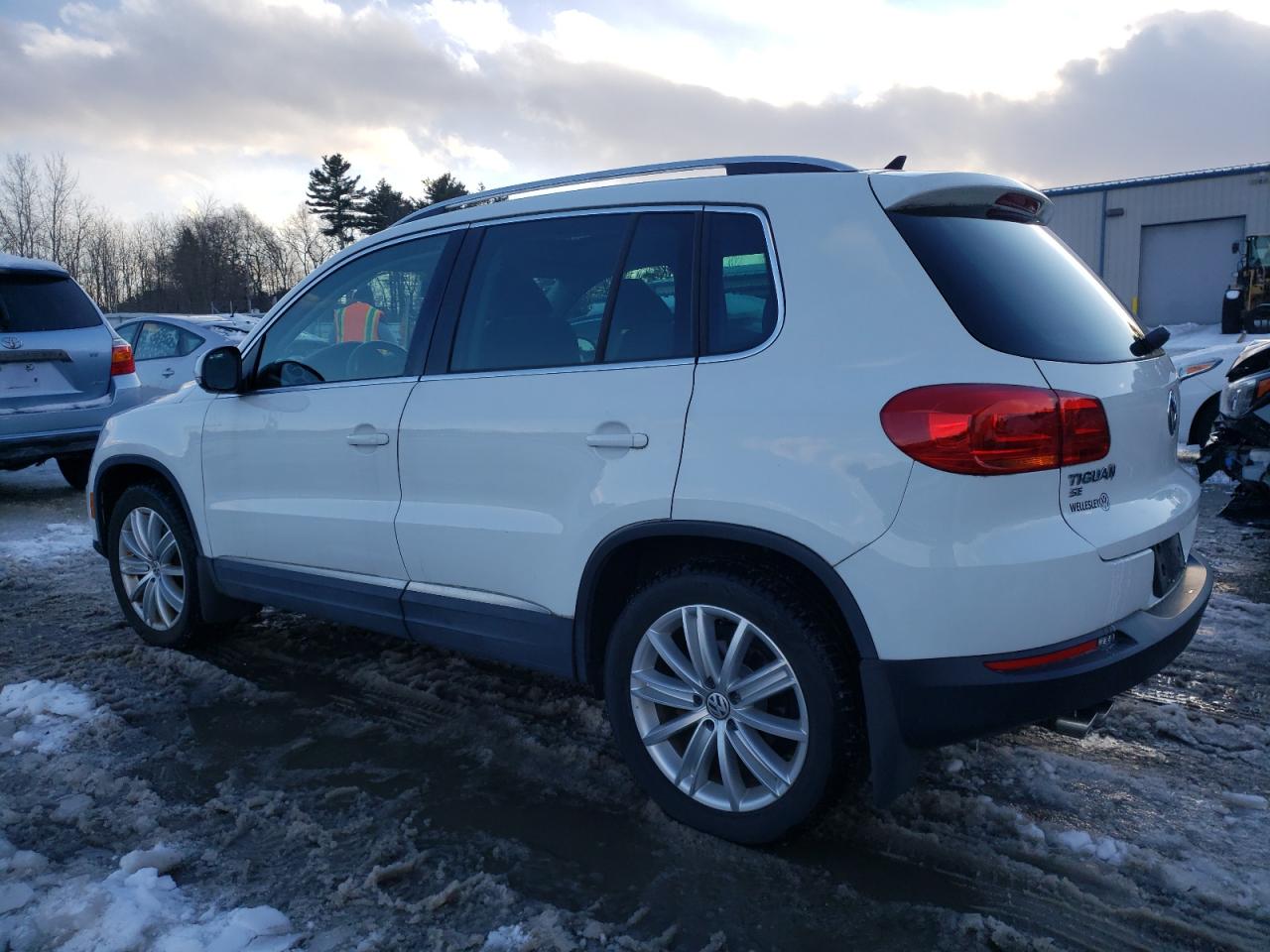 2016 Volkswagen Tiguan - Image 2
