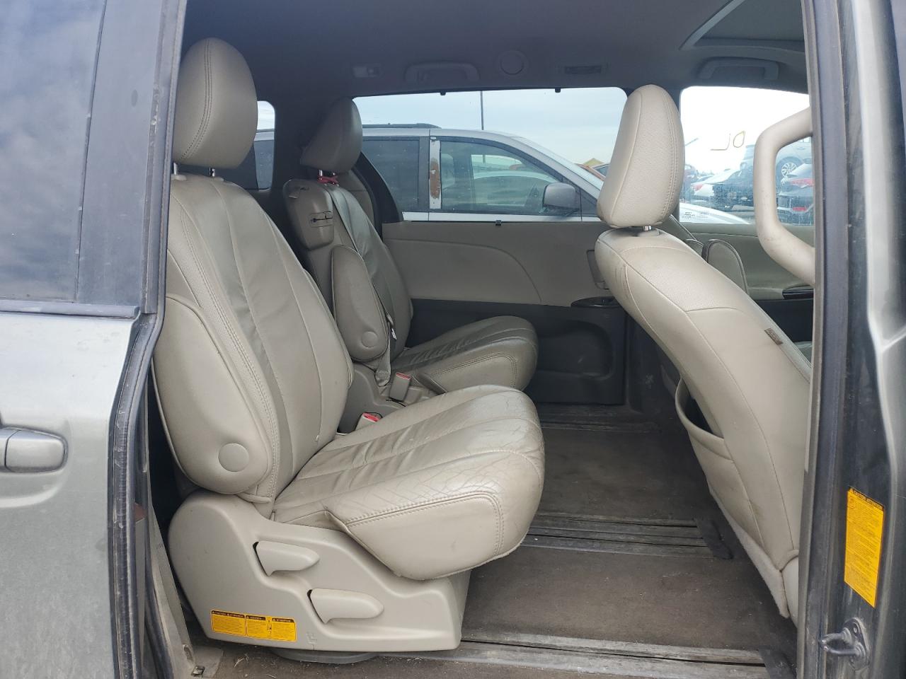 2011 Toyota Sienna - Image 11
