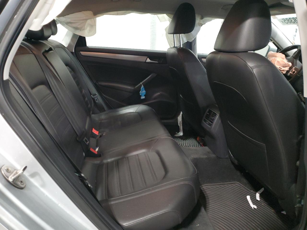 2015 Volkswagen Passat - Image 11