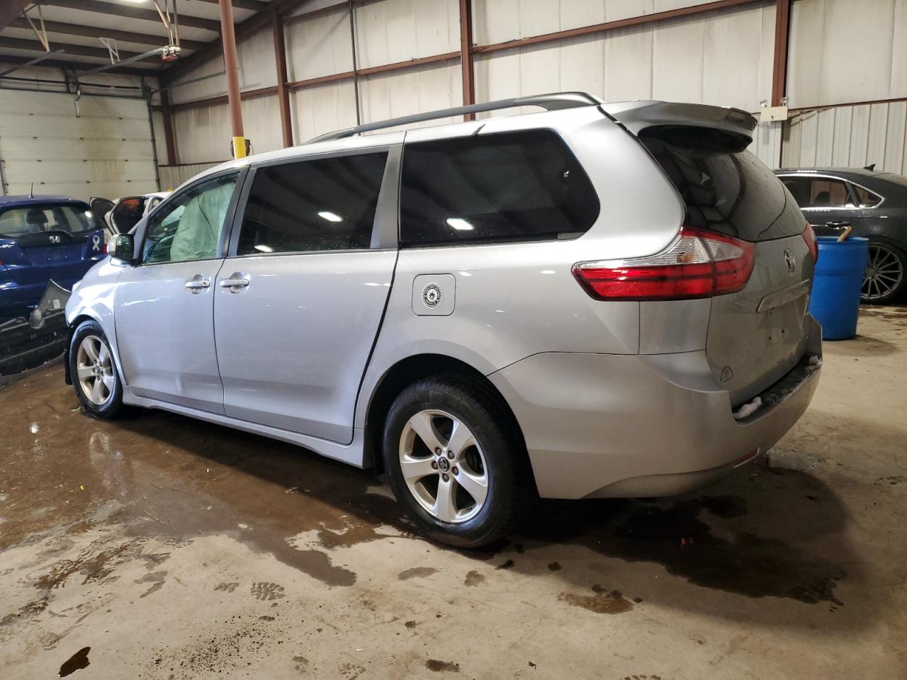 2018 Toyota Sienna - Image 2