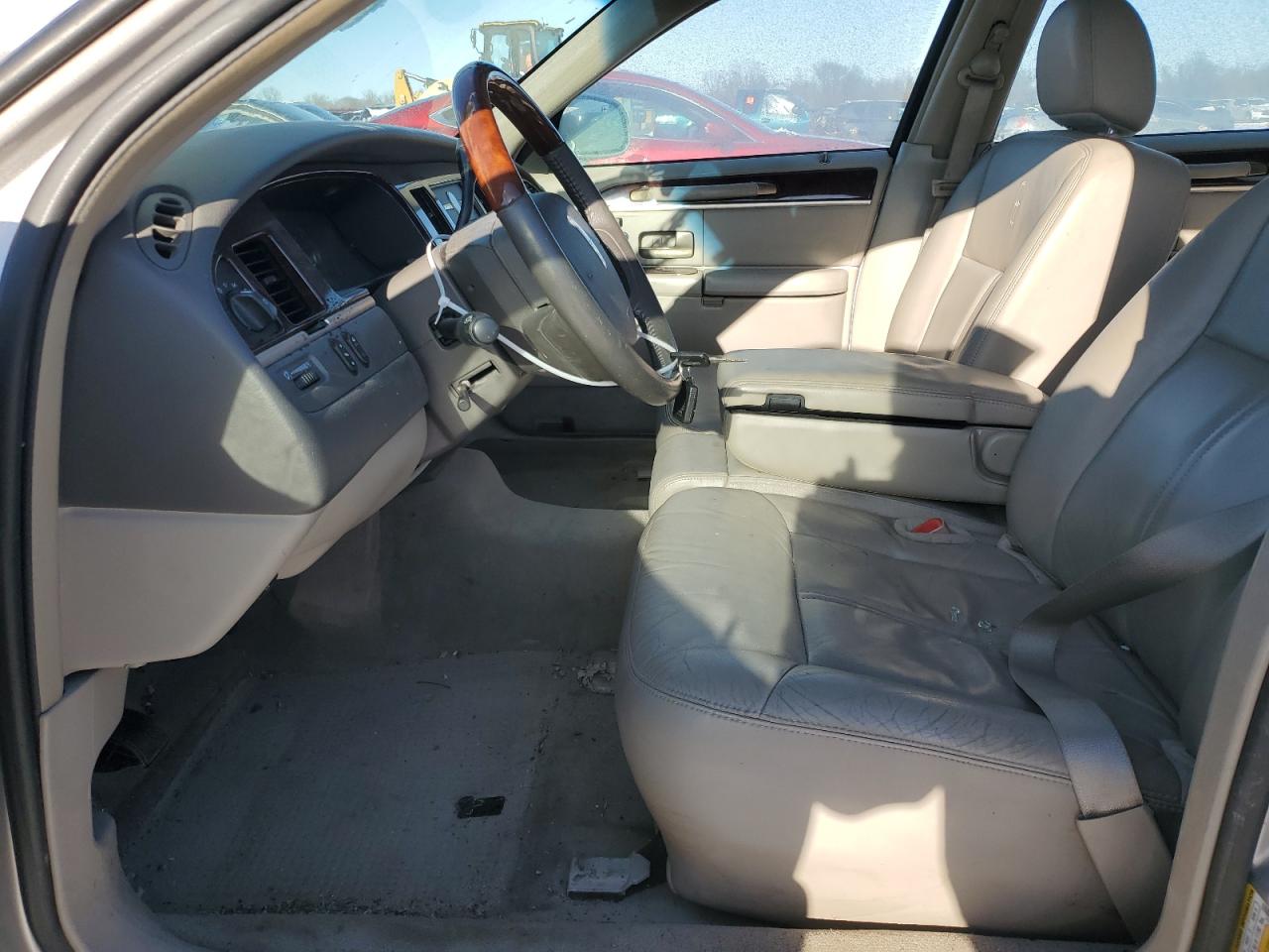 2010 Lincoln Town Car - Image 7