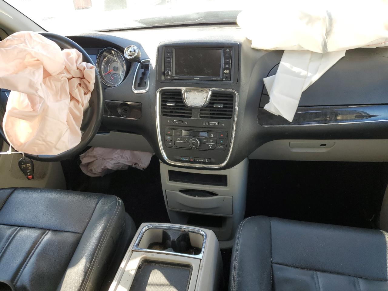 2015 Chrysler Town & Country - Image 8