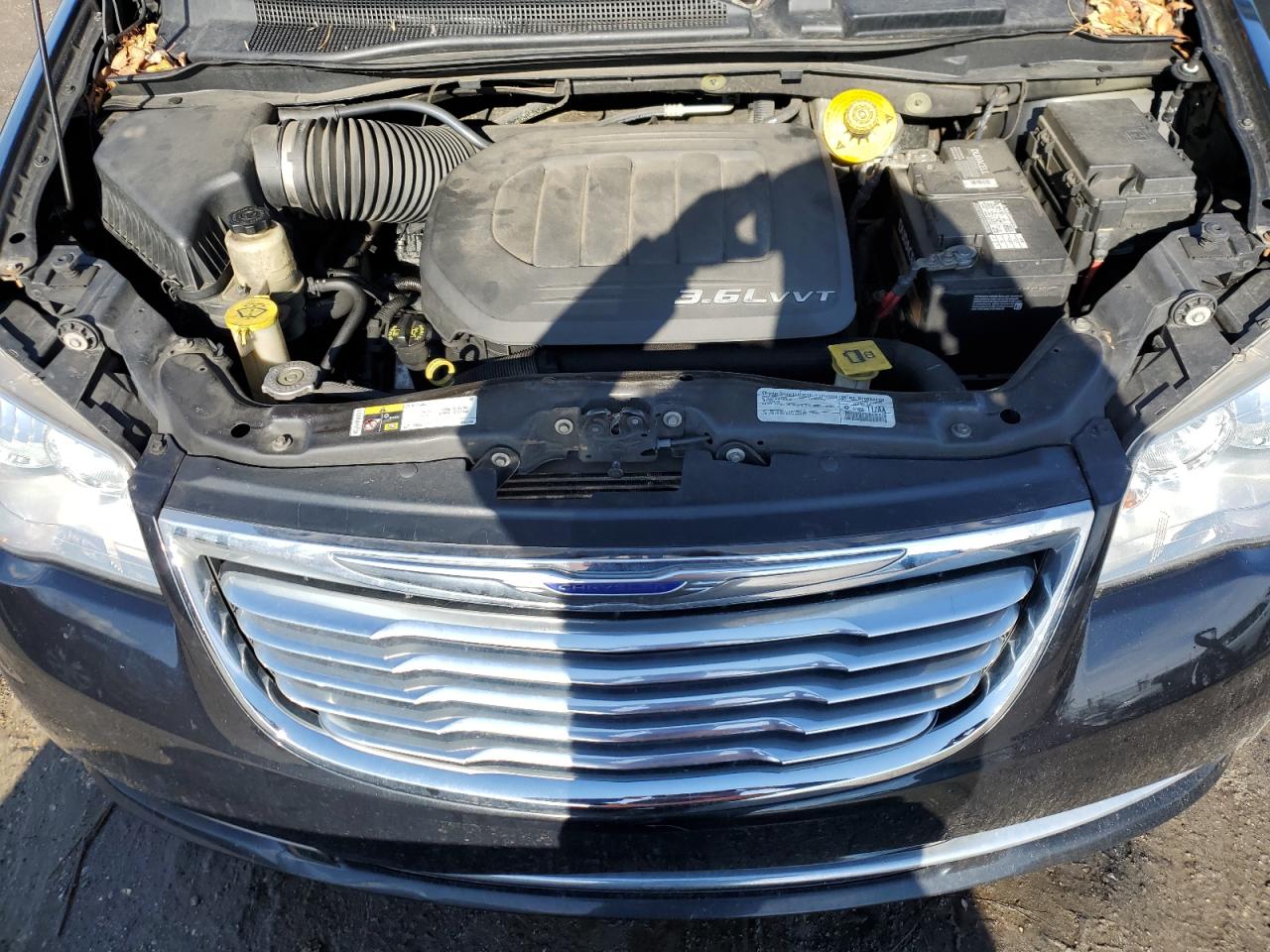 2015 Chrysler Town & Country - Image 12