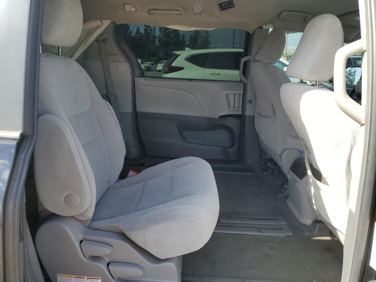 2015 Toyota Sienna - Image 12