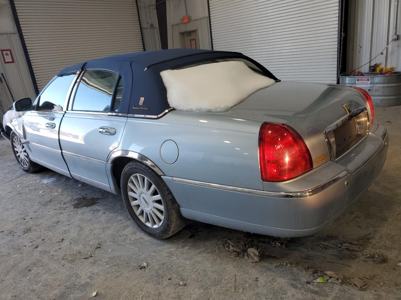 2005 Lincoln Town Car - Image 2