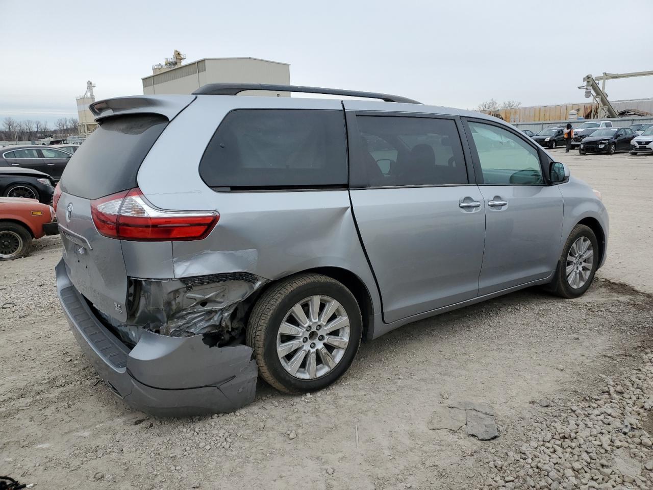 2015 Toyota Sienna - Image 3